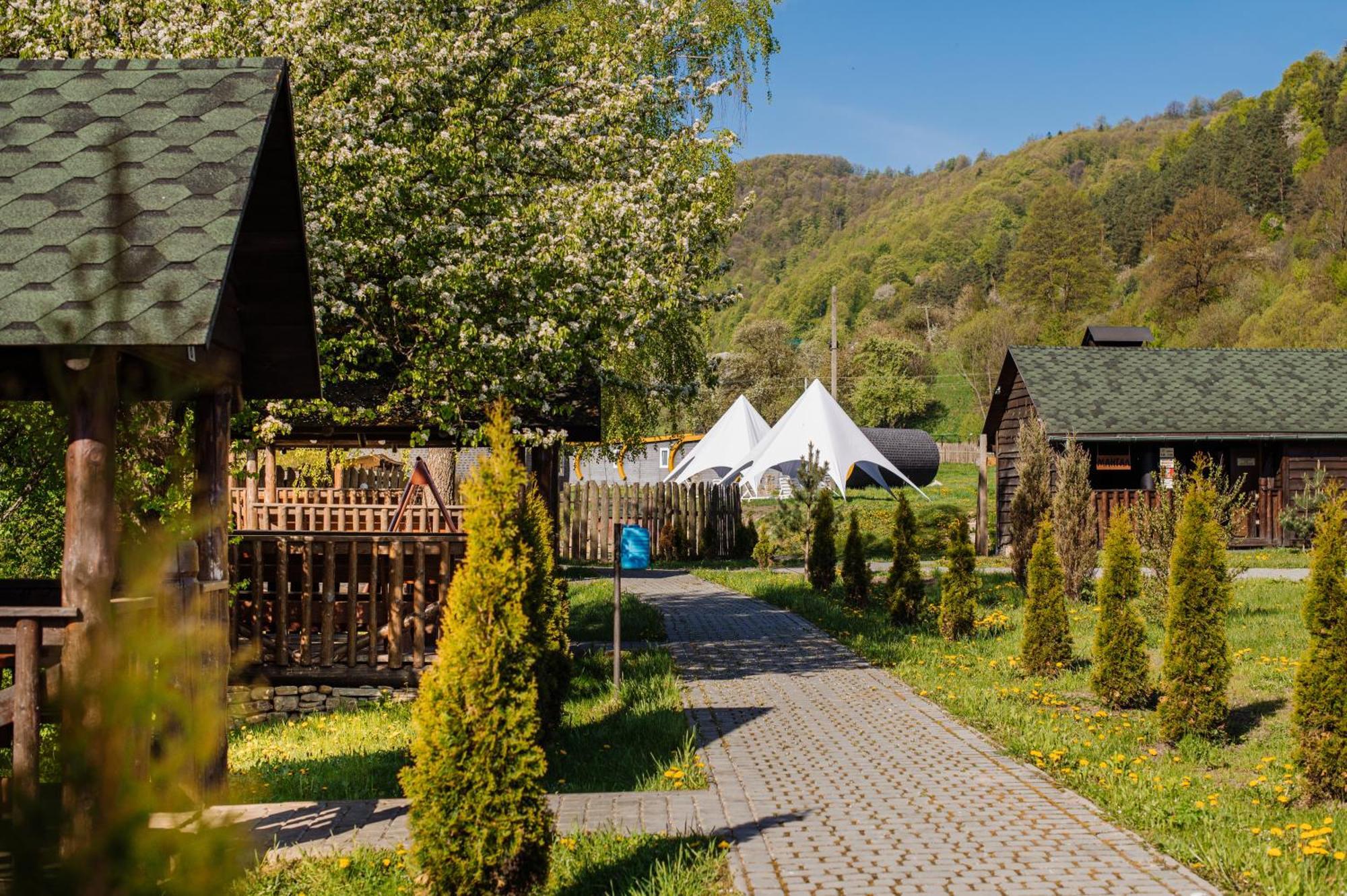Рибничанка Hotel Skhidnytsia Екстериор снимка